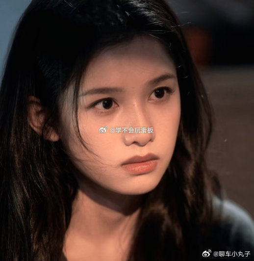 张婧仪好勇敢主动一女的吹头发穿吊带那段的氛围感真的绝了！温柔又带着点诱惑，张婧仪