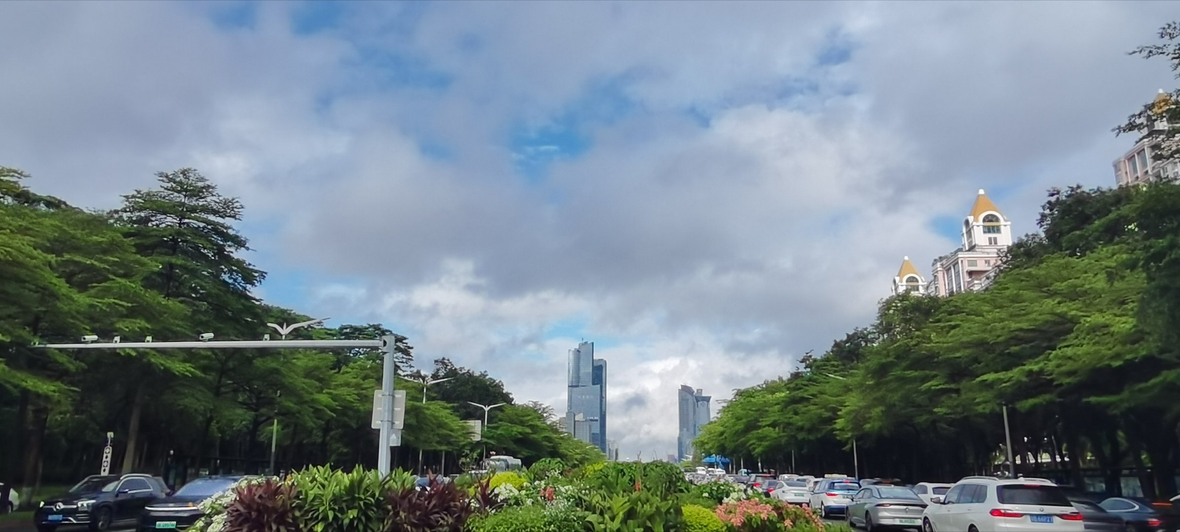 深圳的雨来得快去得也快！一场骤雨匆匆退场，路面还残留着湿润水光。厚重云层并未完全
