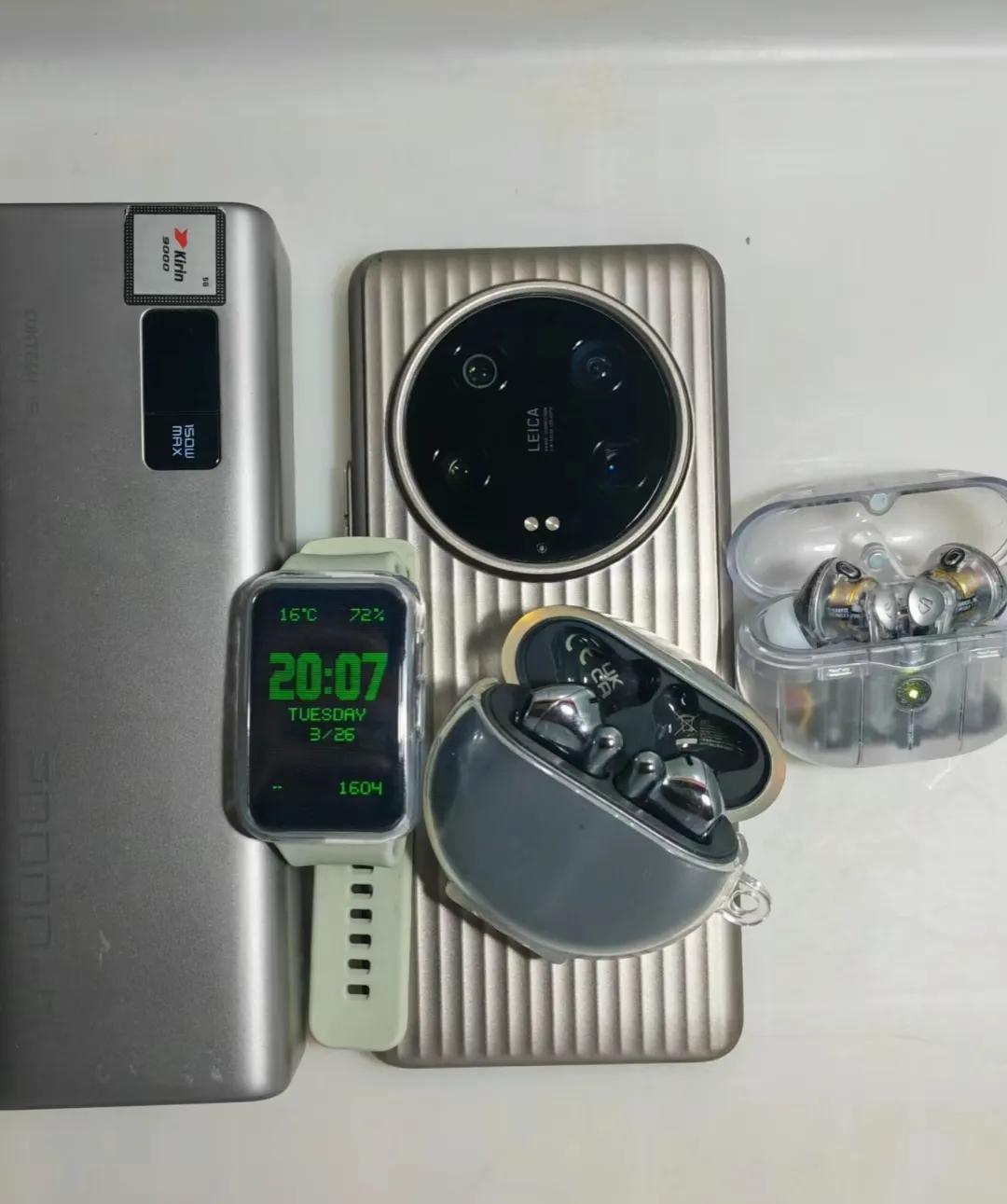 这也是一种极端，主打的就是零生态，全部数码产品都不是一个品牌生态。
主力机：荣耀