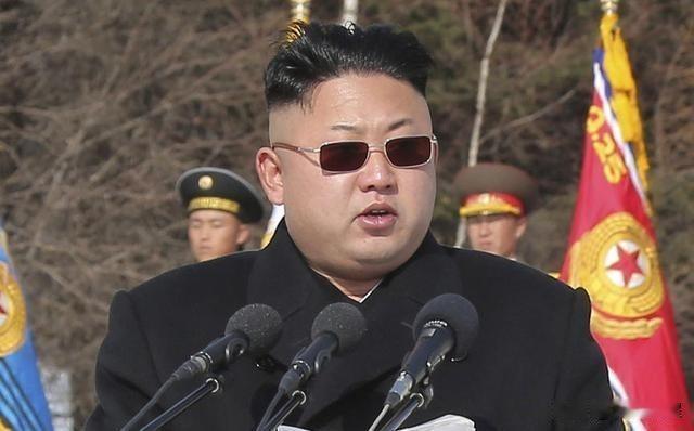 1万多名朝鲜士兵顶着炮火在库尔斯克冲锋，后方平壤的货架上，随即摆满了俄罗斯运来的