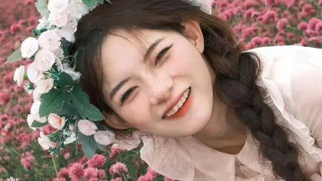 热搜第一！00后脑瘫女孩用颤抖的手，3年赚40万为家还债
 
12月17日，“脑