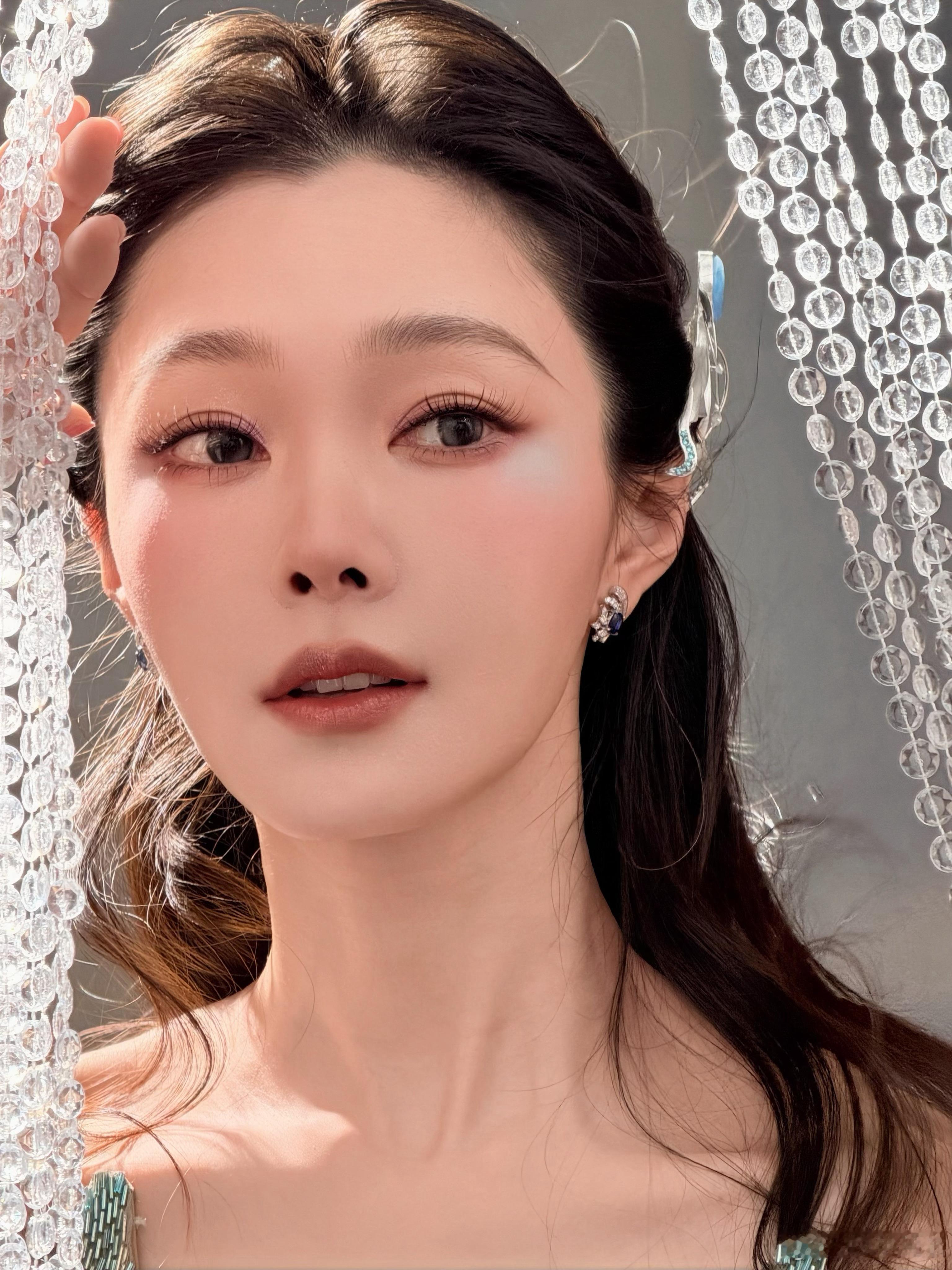 宋轶 白开水妆 完美诠释什么叫“素净之美”，宋轶的白开水妆让人仿佛感受到春天的气