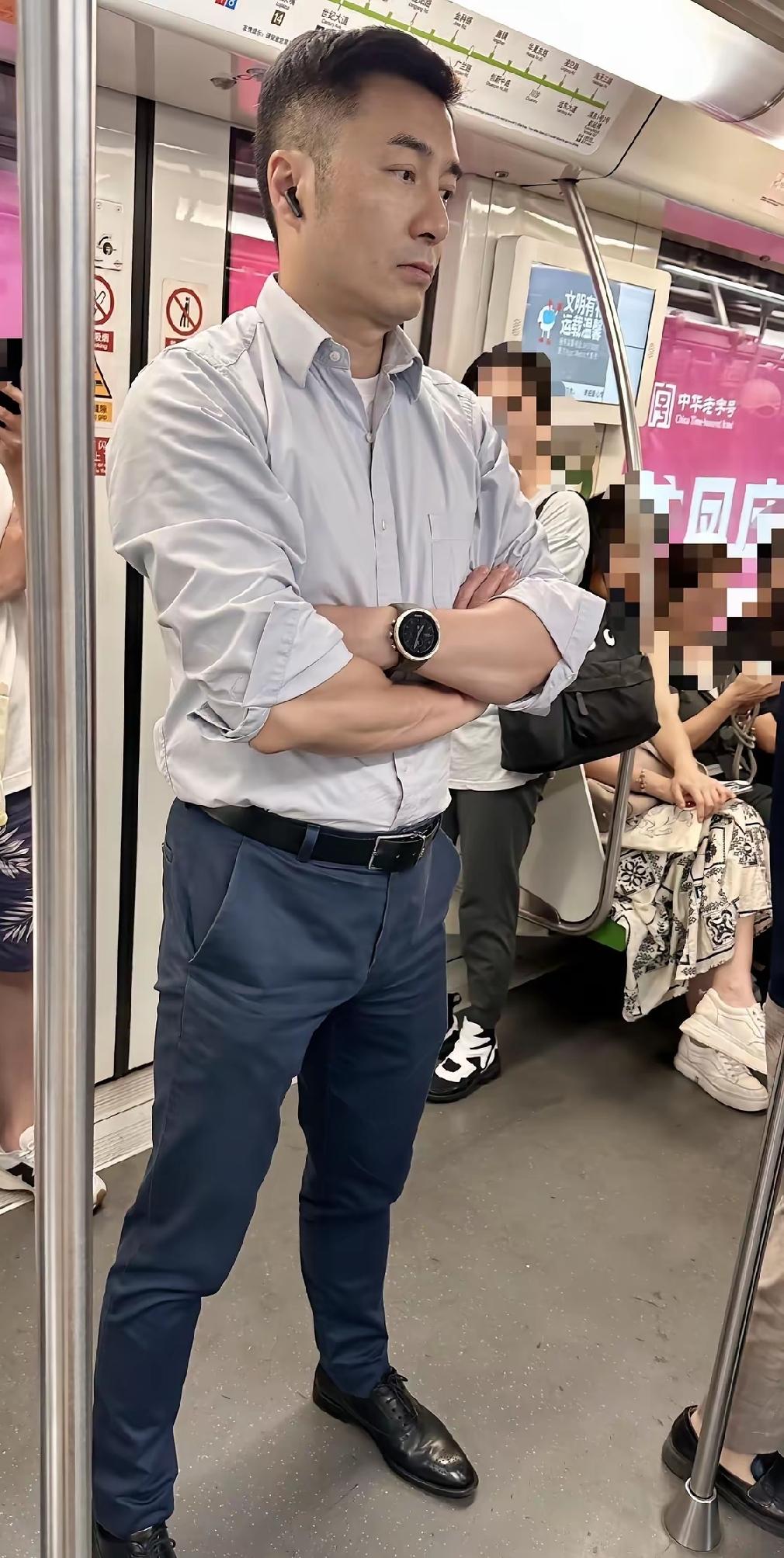 早上上班在地铁上碰到的，很帅很Man很有气质，很有男人味。穿着也挺有讲究，但是在