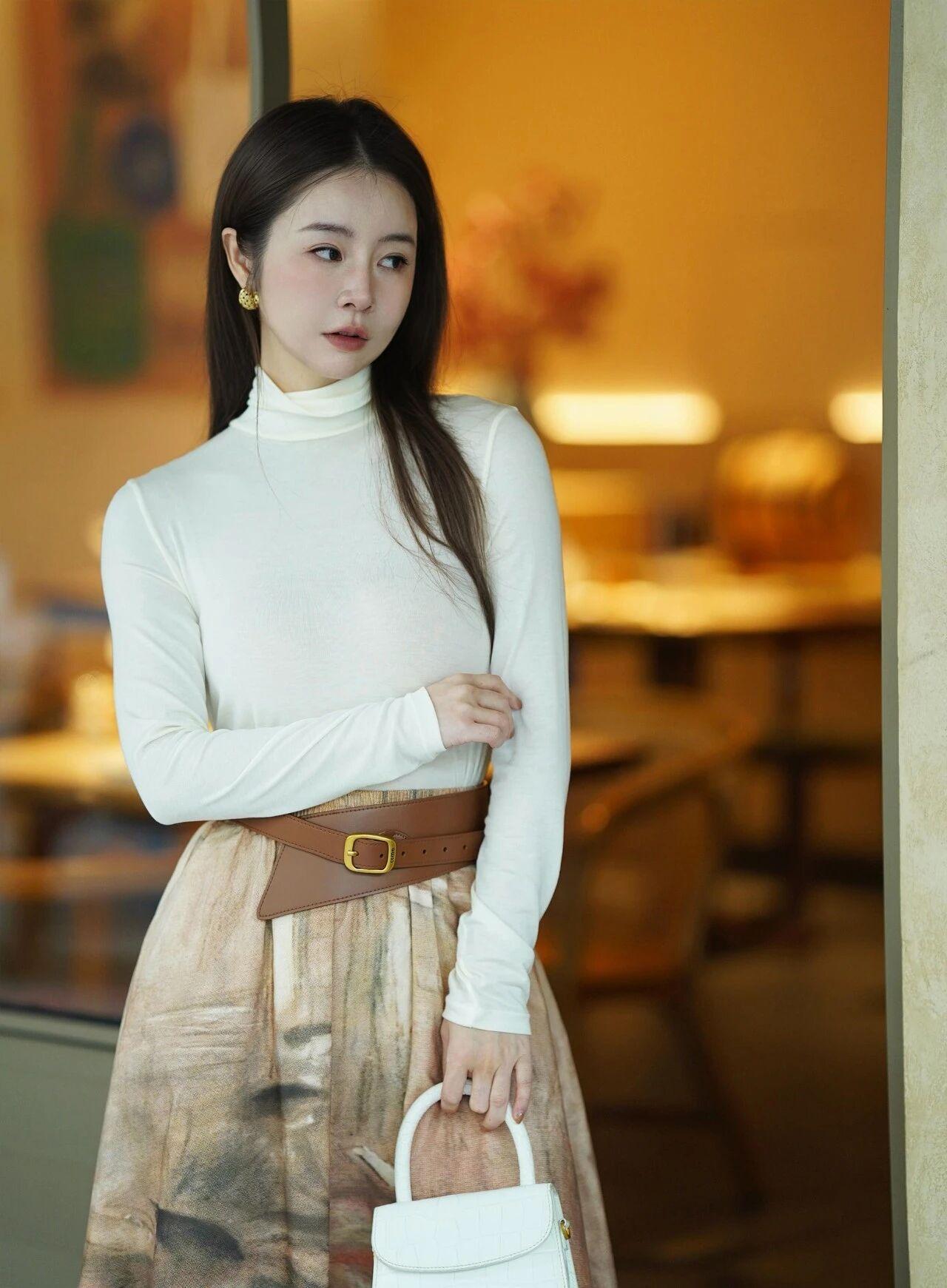 《暖光中的优雅剪影》
暮色透过落地窗斜斜地浸入室内，将米色墙壁染成蜂蜜般的暖黄。