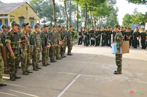 越军第七军区第75炮兵旅进行演练，冷战古董火炮大荟萃
近日，越军第七军区第75炮
