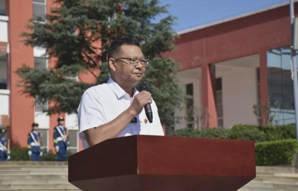 8 分钟开学致辞火遍全网！云南边陲县中学校长被教育部司长公开点名表扬。这所中学的