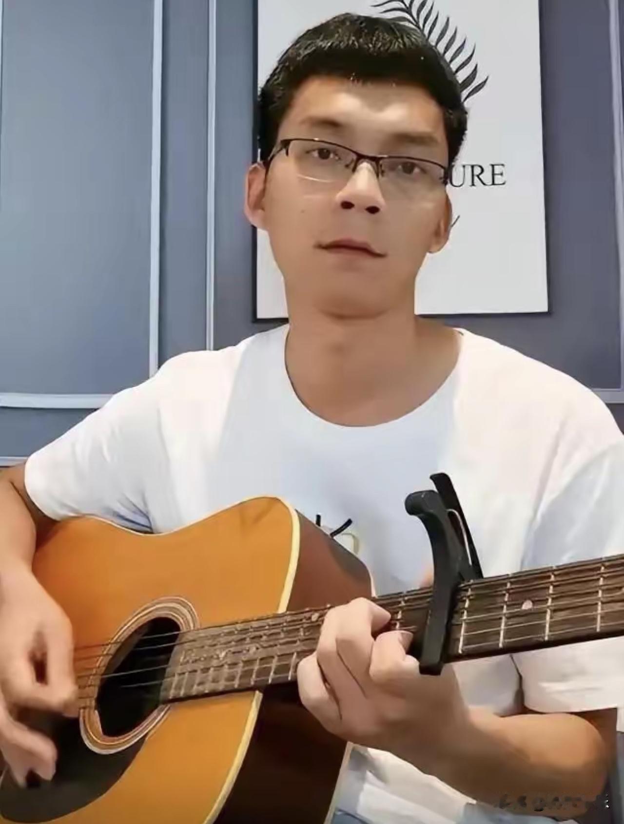 或许很多人嘲笑他们两人
但起码唐尚珺已经是人生赢家了
跟他一届一起高考的同学，应