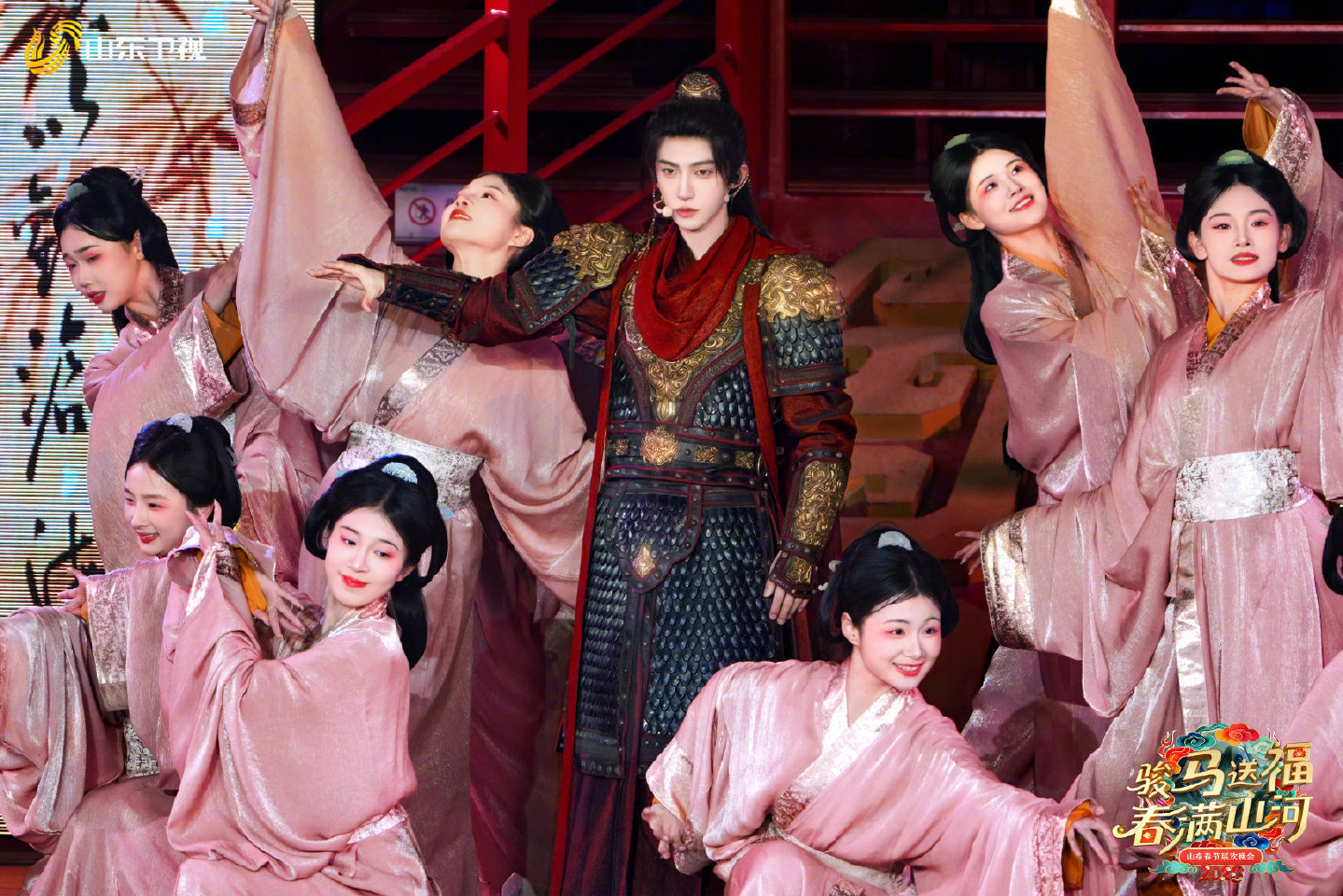 刘宇三国恋少年将军 鲜衣怒马，一眼封神！刘宇眉眼藏锋，在古意砖瓦间演绎三国侠气。