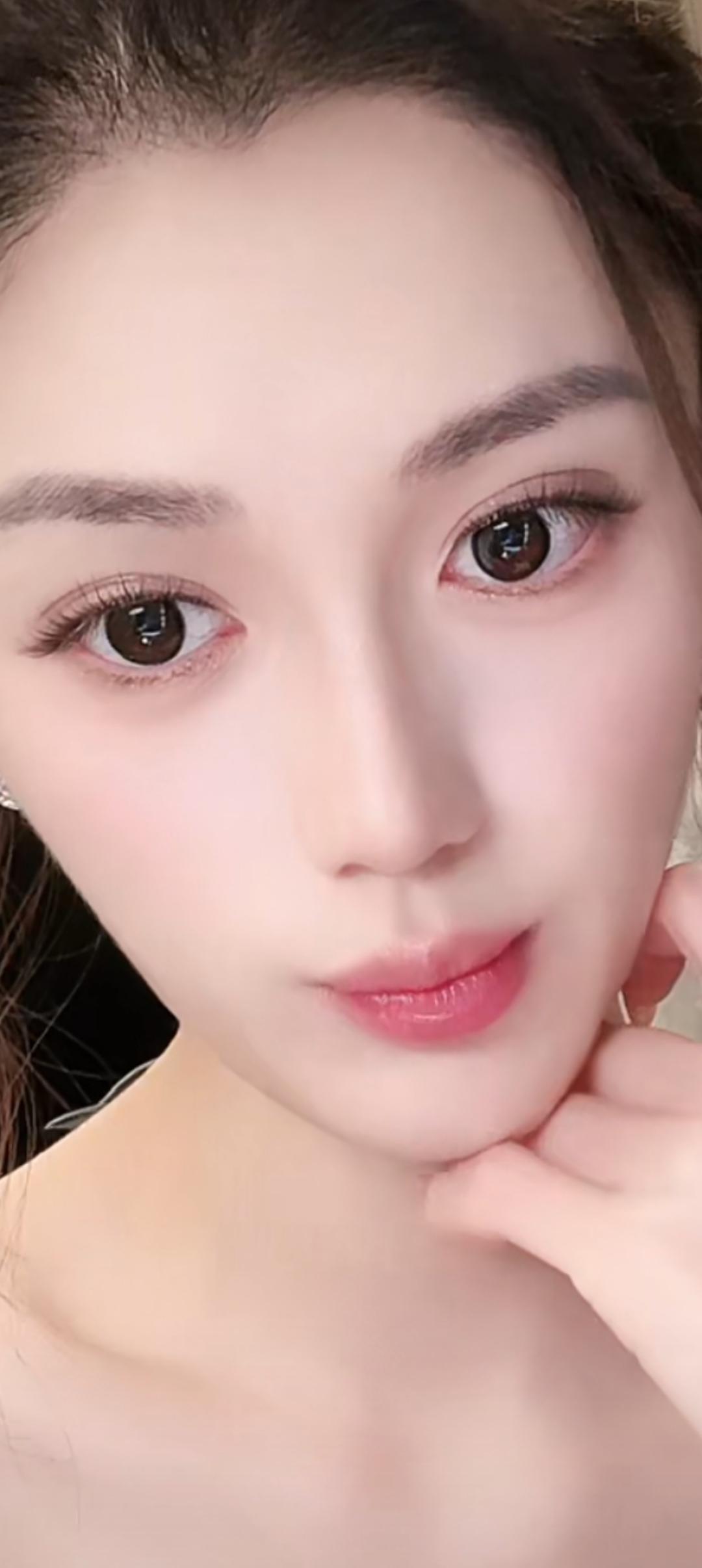 这姑娘皮肤好嫩，看着真舒服。