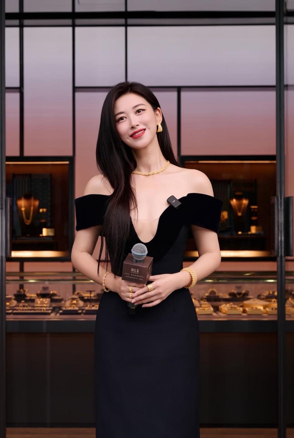 朱珠这样穿真的不怕走光吗？
网友神评论：
人家见过世面，有何可惧！


9月20