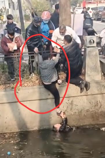 看了安徽10岁孩子落水被路人救起的画面，
要是我是孩子家长，
我一定全网去寻找这