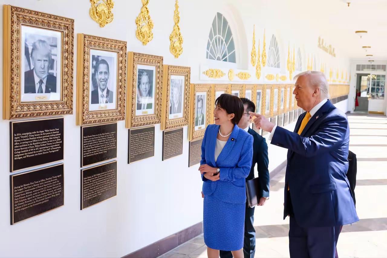 当地时间3月19日，特朗普陪高市早苗参观“总统名人墙”时，向高市早苗介绍墙上的历