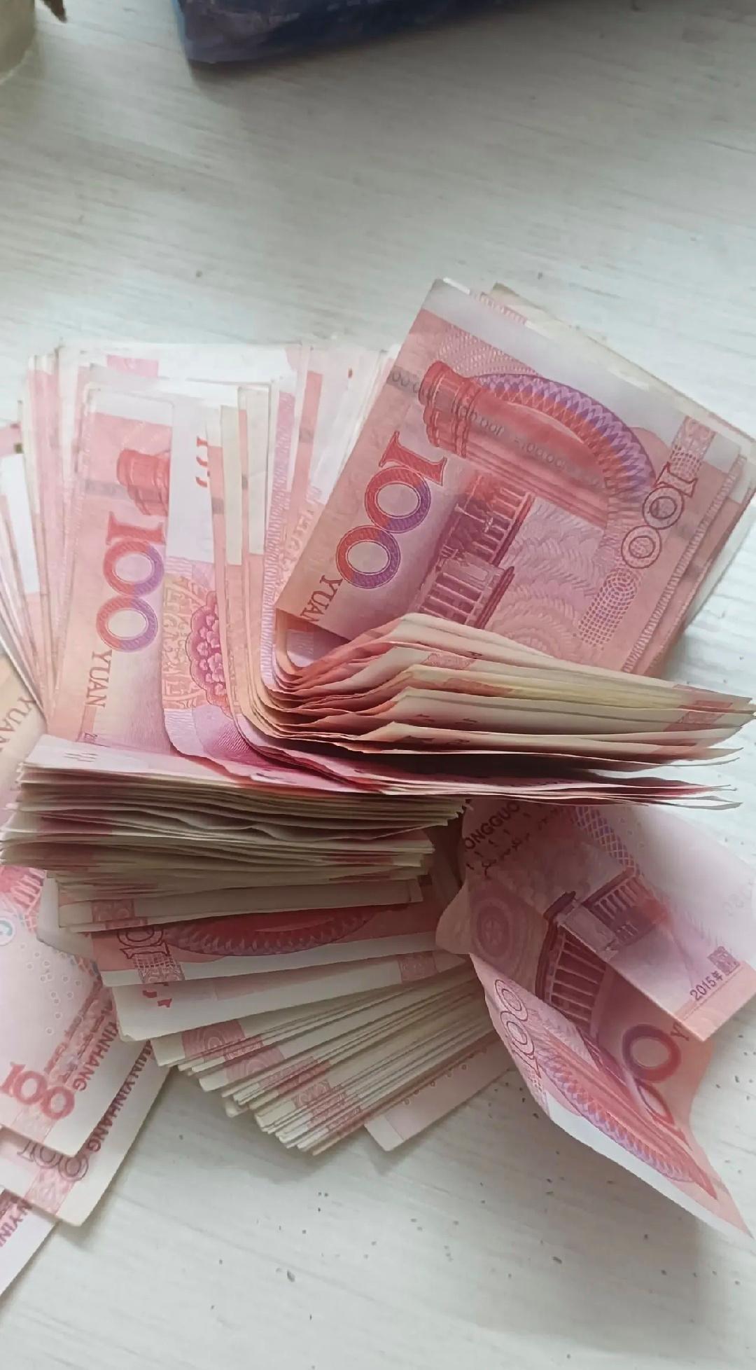 “大衣哥”朱之文唱歌一开嗓，全村都知道，家里的钱谁管，网友更想知道。网传他一年不