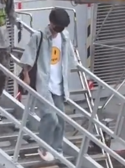 衣服上的大黄脸告诉我他还是那只成都小土猪。 