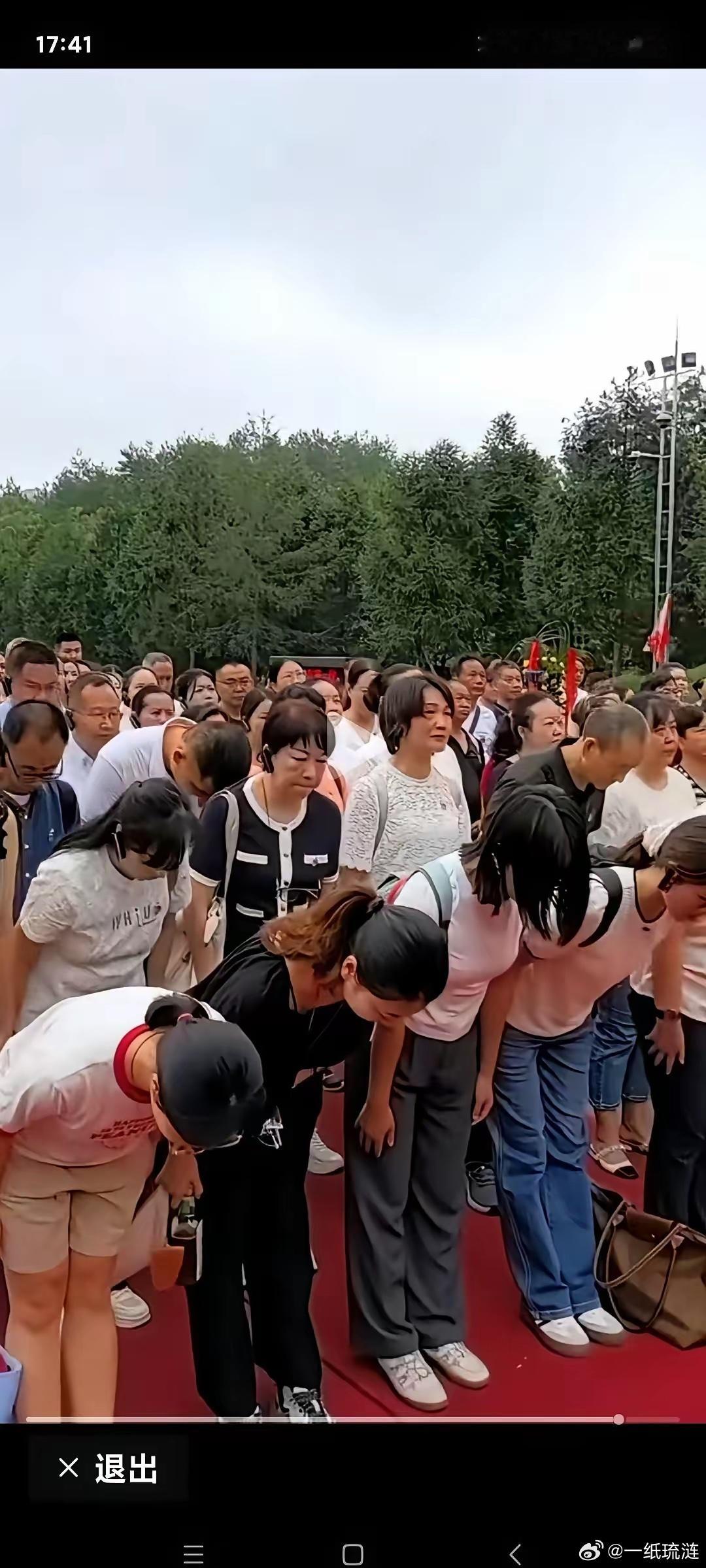很多人可能没注意，韶山的人，已经换了一批。队伍里，已经很少看到白发苍苍、被搀扶着