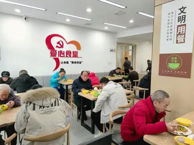 高龄津贴到底是按年龄发放，还是按低收入标准发放？有些高龄老人每月的薪资已经过万，