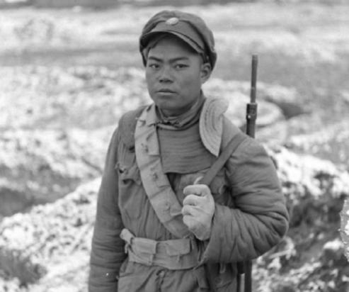 1948年3月，国民党整编第90师中将师长正在怒骂小电话兵，甚至开了两枪恫吓。小