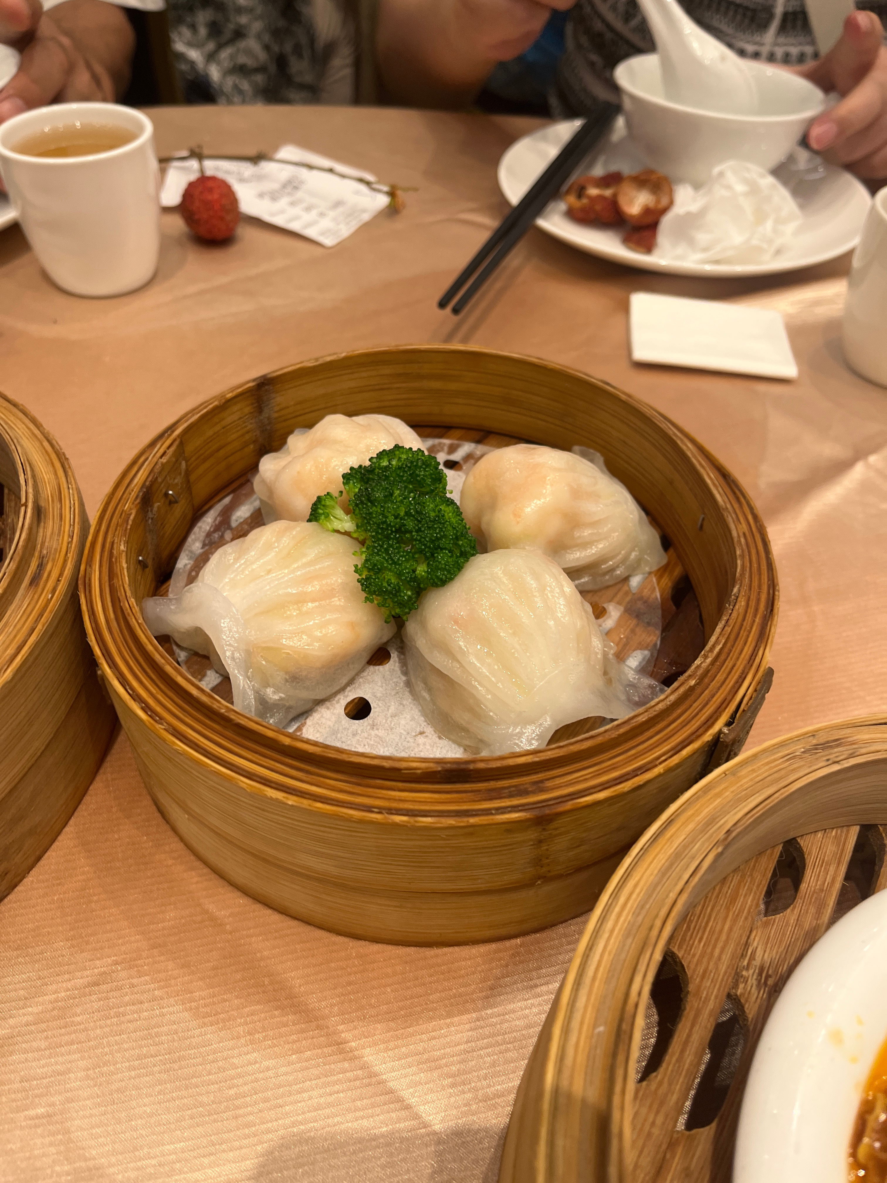 周日在佛山的顺悦酒家喝茶🍵表姐叕点了好多点心🤩根本吃不完，每一种都吃了，超级