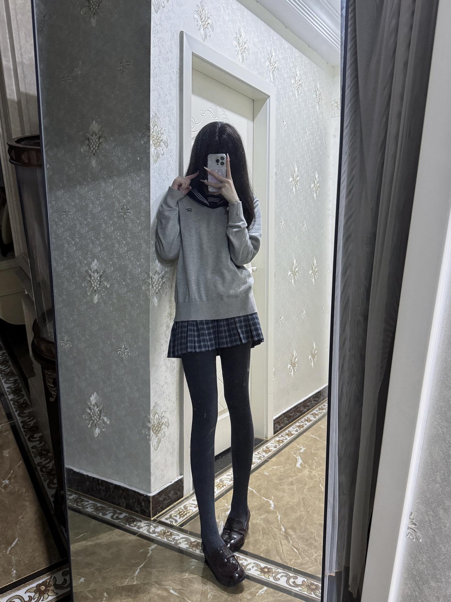 我气血不足 总喜欢蹲在地上 在街上 在室内 在路边我希望总有一天我再蹲...