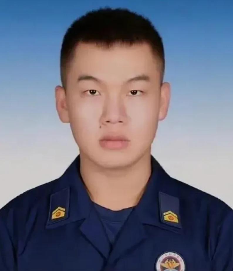 1岁丧父3岁丧母，爷爷和乡亲把他养大，入职消防后3年出警300多次。2022年6