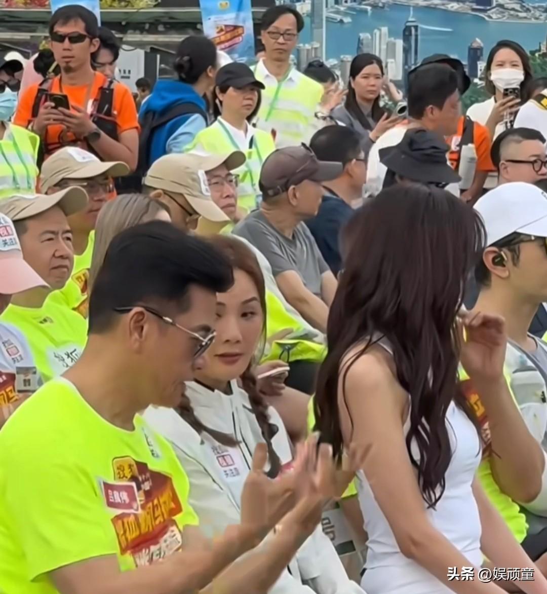 搜狐在香港举行一个马拉松活动，邀请几个明星到场参加。看活动开始前的座位安排，在张