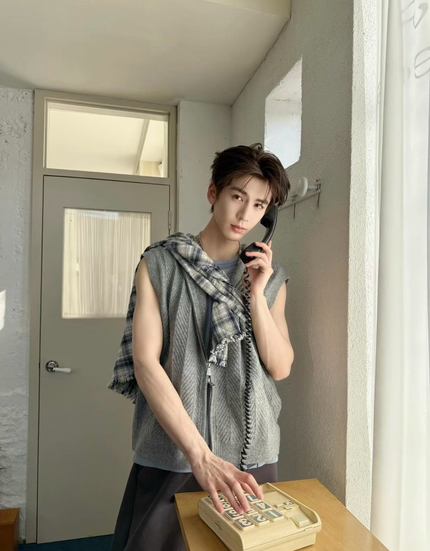 张凌赫田曦薇前后脚发了vlog张凌赫田曦薇都吃了麻婆豆腐一个秀完麻婆豆腐，另一个