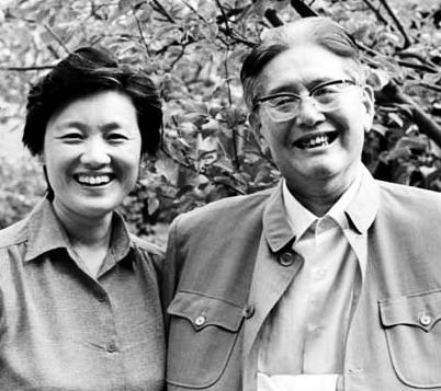 [微风]2008年，章含之因病抢救无效去世，正当女儿准备将母亲与乔冠华和合葬在一