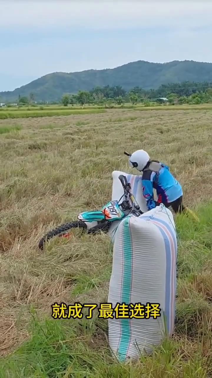 运粮大赛。
当越野摩托遇上丰收稻田，一场别开生面的搬运大赛就此上演。这可不是普通