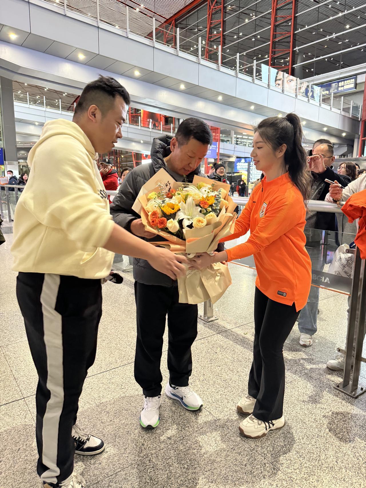 山东泰山队今天乘坐G323回济南，亚冠，凯旋。