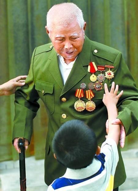 老兵回乡务农被嘲笑，省委书记下乡慰问，他掏出一破布包亮明身份

这位老兵，年轻时