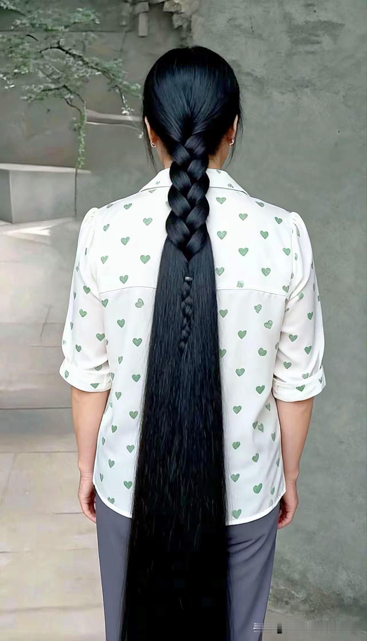 超长麻花辫，美到窒息！一位热爱生活，有耐心有品位的姐姐[害羞][害羞]