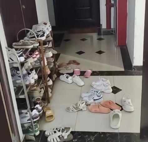 有住户吐槽自家楼道糟心事，邻居总把鞋子随意摆放在公共走廊，横七竖八堆了一地，堆放