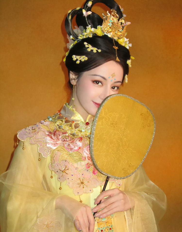 热巴中秋嫦娥造型美到失语

玉兔相伴仙气缭绕，真·广寒宫在逃仙女！

这颜值是真