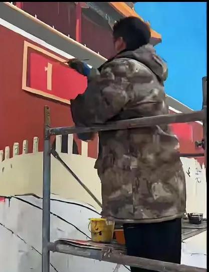 他落榜央美5次！却在村口画18米天安门，让全村老人哭成泪人！
 河南商丘吴营村的