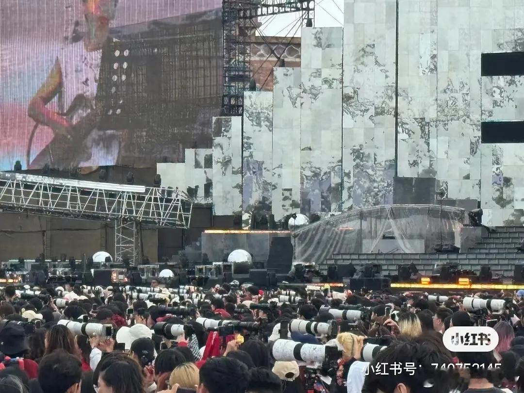 华晨宇粉丝这炮阵图也太壮观了粉圈实力太强了，一站演唱会带动几十万人，人均有钱有闲