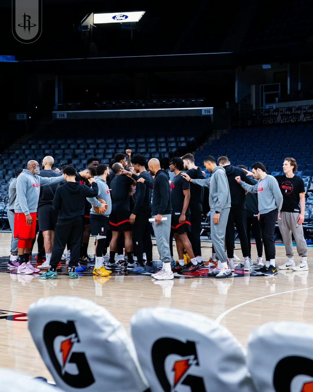 明天07:00火箭三月收官战继续四客之旅最后一战对阵鹈鹕。
火箭与木狼战绩半场胜