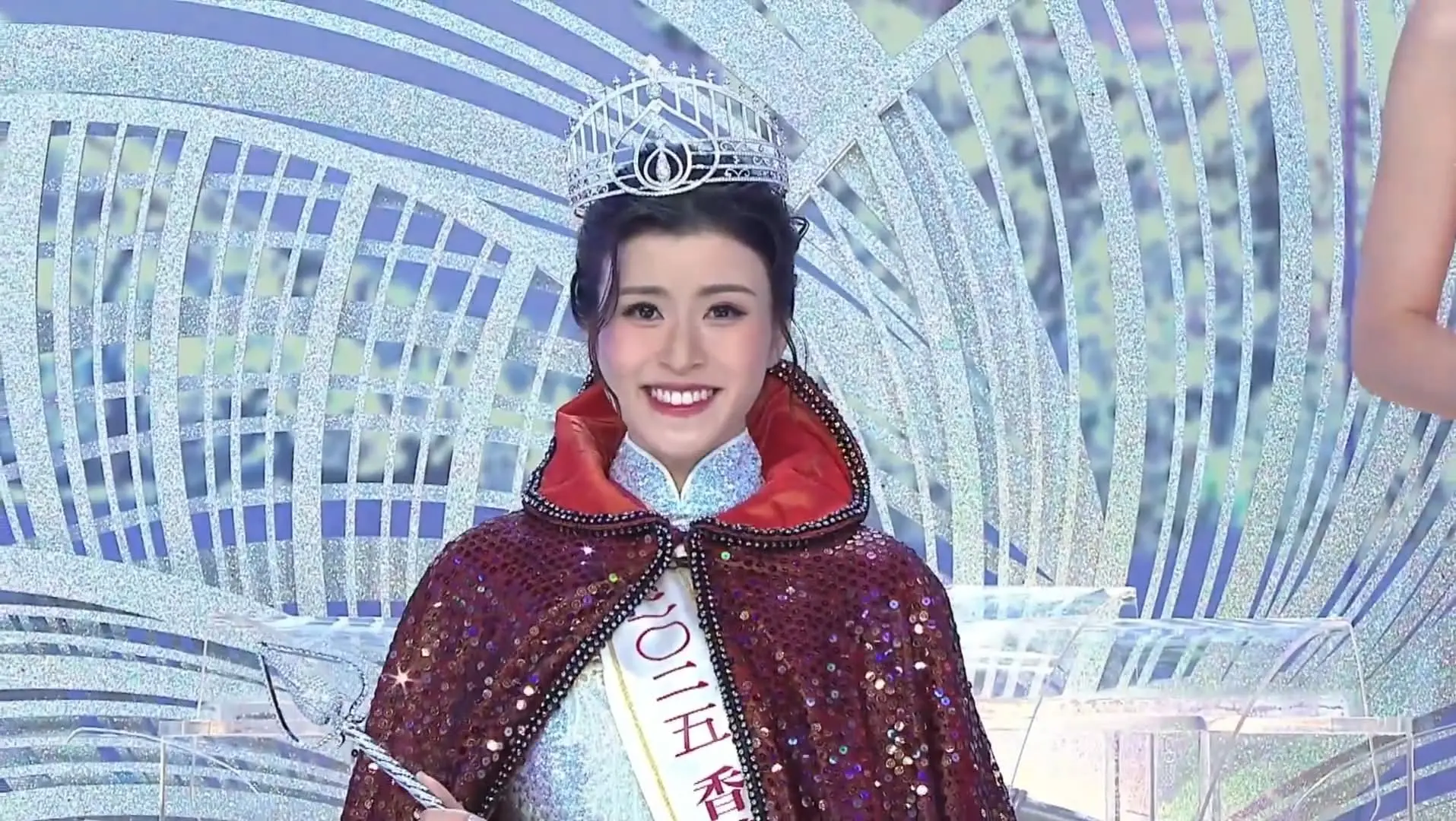 2025香港小姐前三甲和最上镜兼友谊小姐。