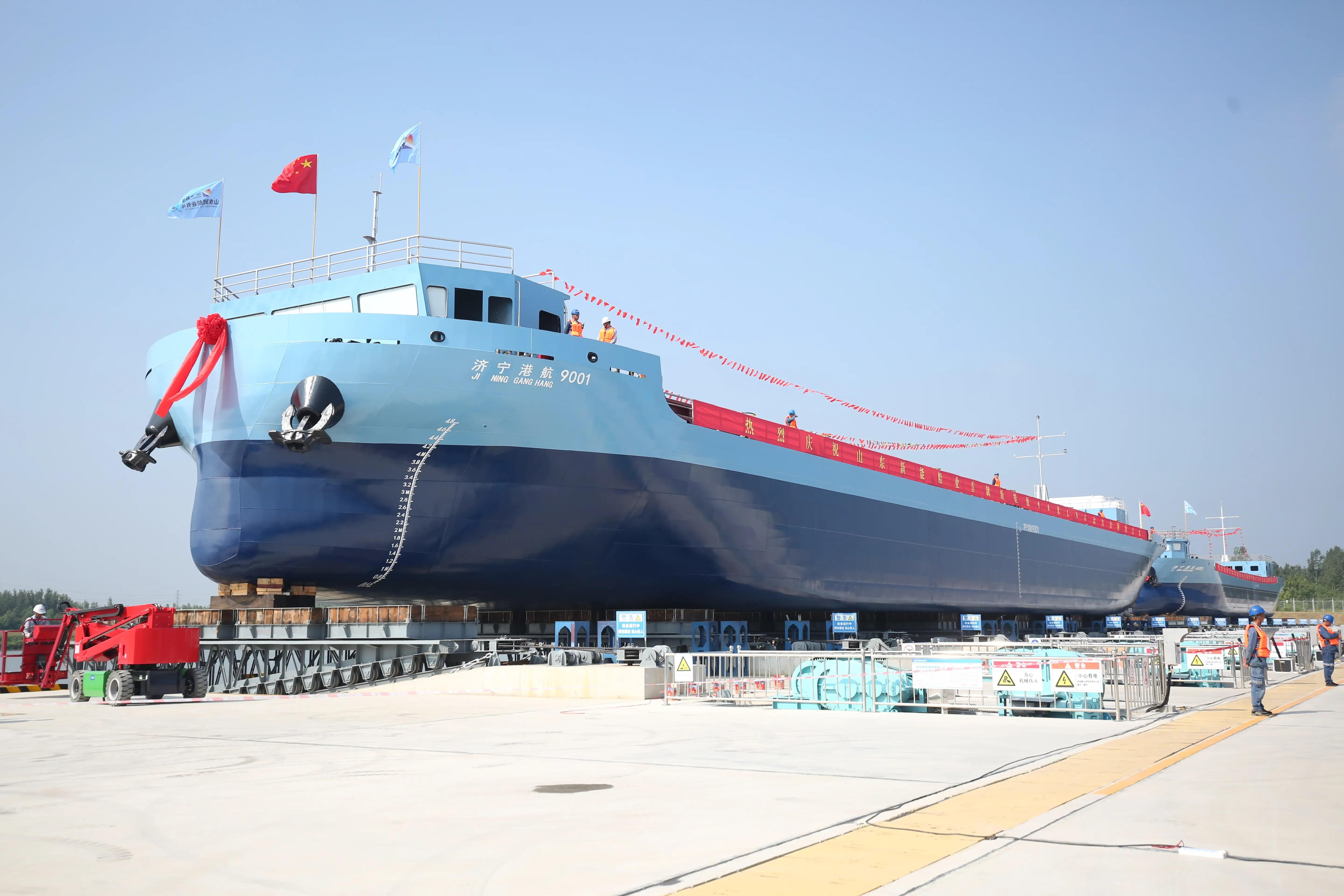 很多时候，媒体喜欢把内河漕船拍成这个样子：看起来不怎么大…实际上的内河漕船： 