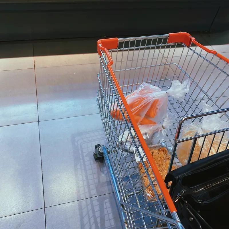 别人帮了我，那必须说谢谢啊！这是基本礼貌。之前我在超市买了好多东西，双手都拿满了