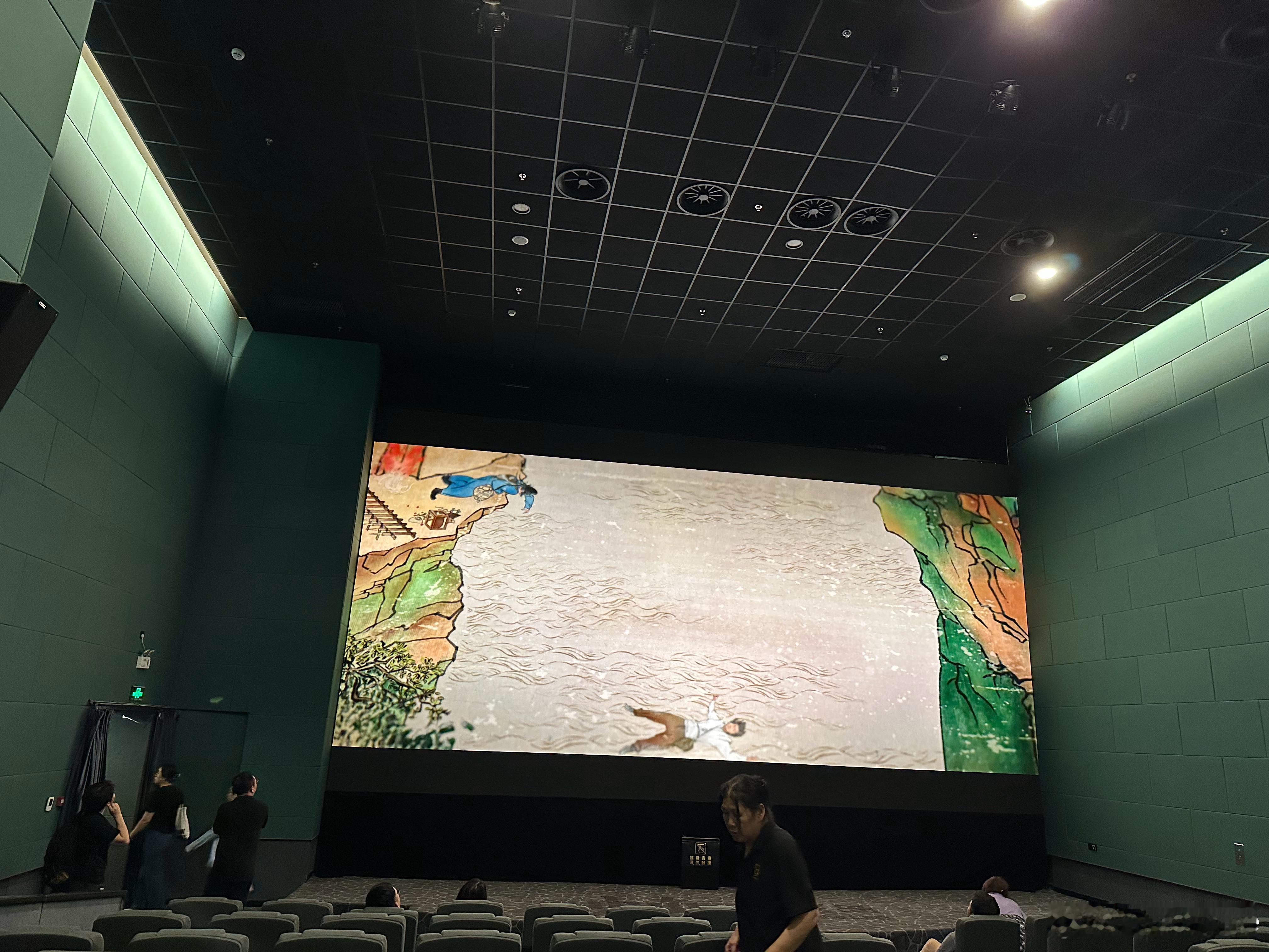 赶了场《长安的荔枝》点映，还不错 ​​​
