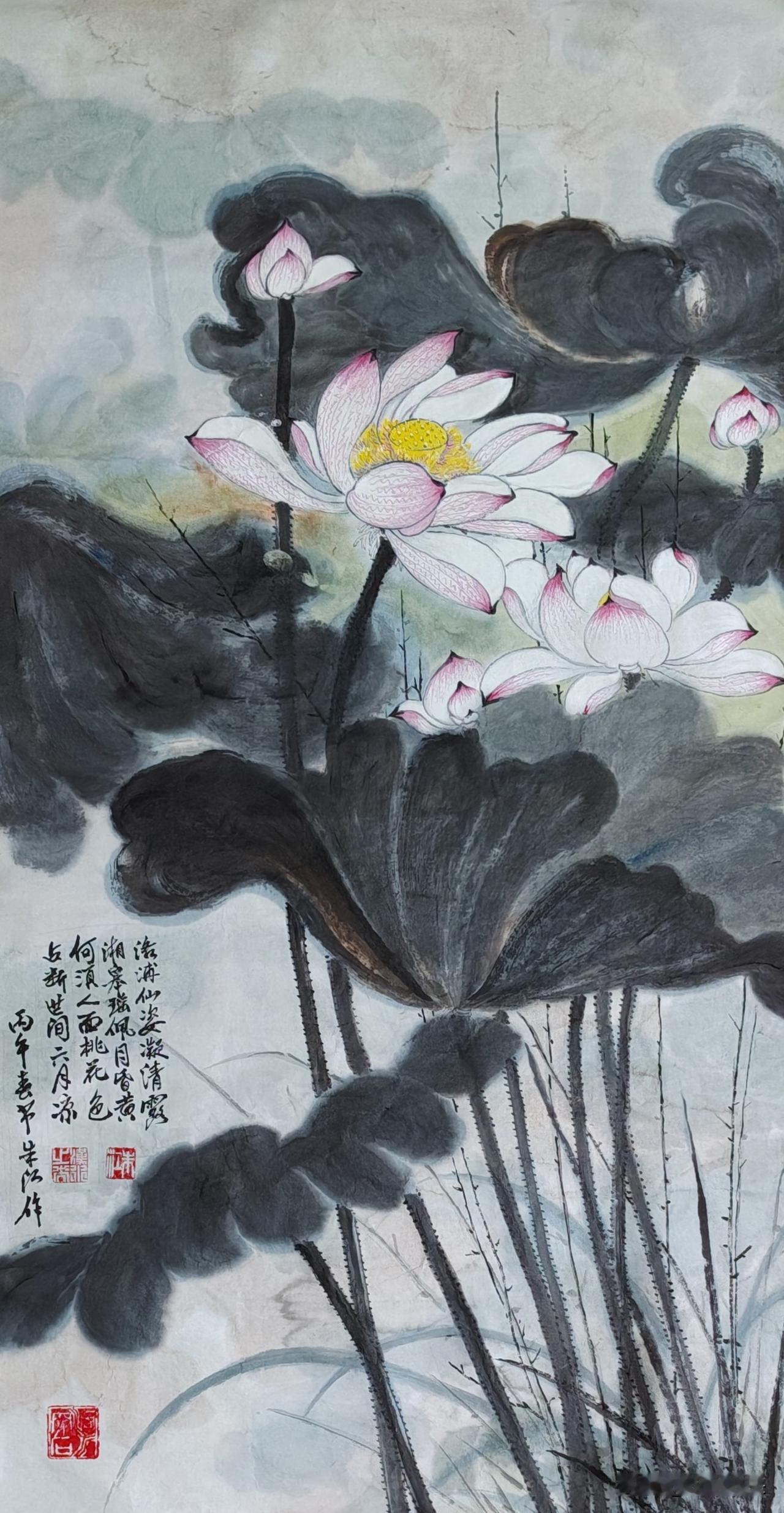 洛浦仙姿凝清露，
湘皋瑶佩月昏黄。
何须人面桃花色，
占断世间六月凉。