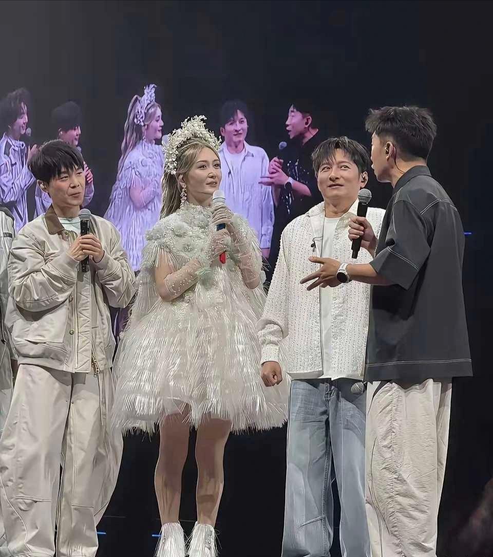 终于弄懂吴昕为啥缺席谢娜演唱会了，不是没空也不是闹别扭。快乐家族私下关系都挺好，