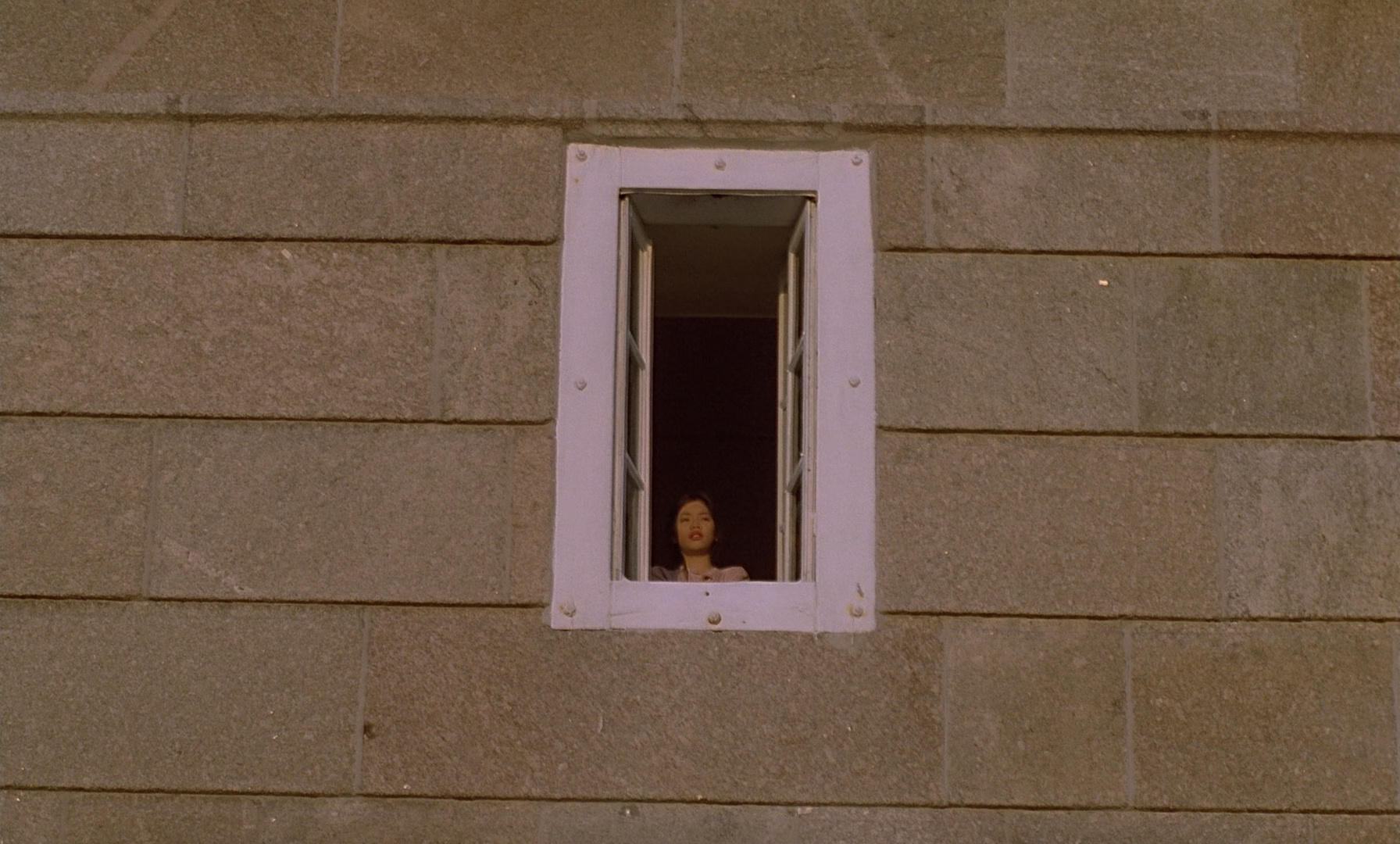 在意他人的想法，就会强迫自己以非常不自由的方式生存，因为你会不断地想配合他人。｜