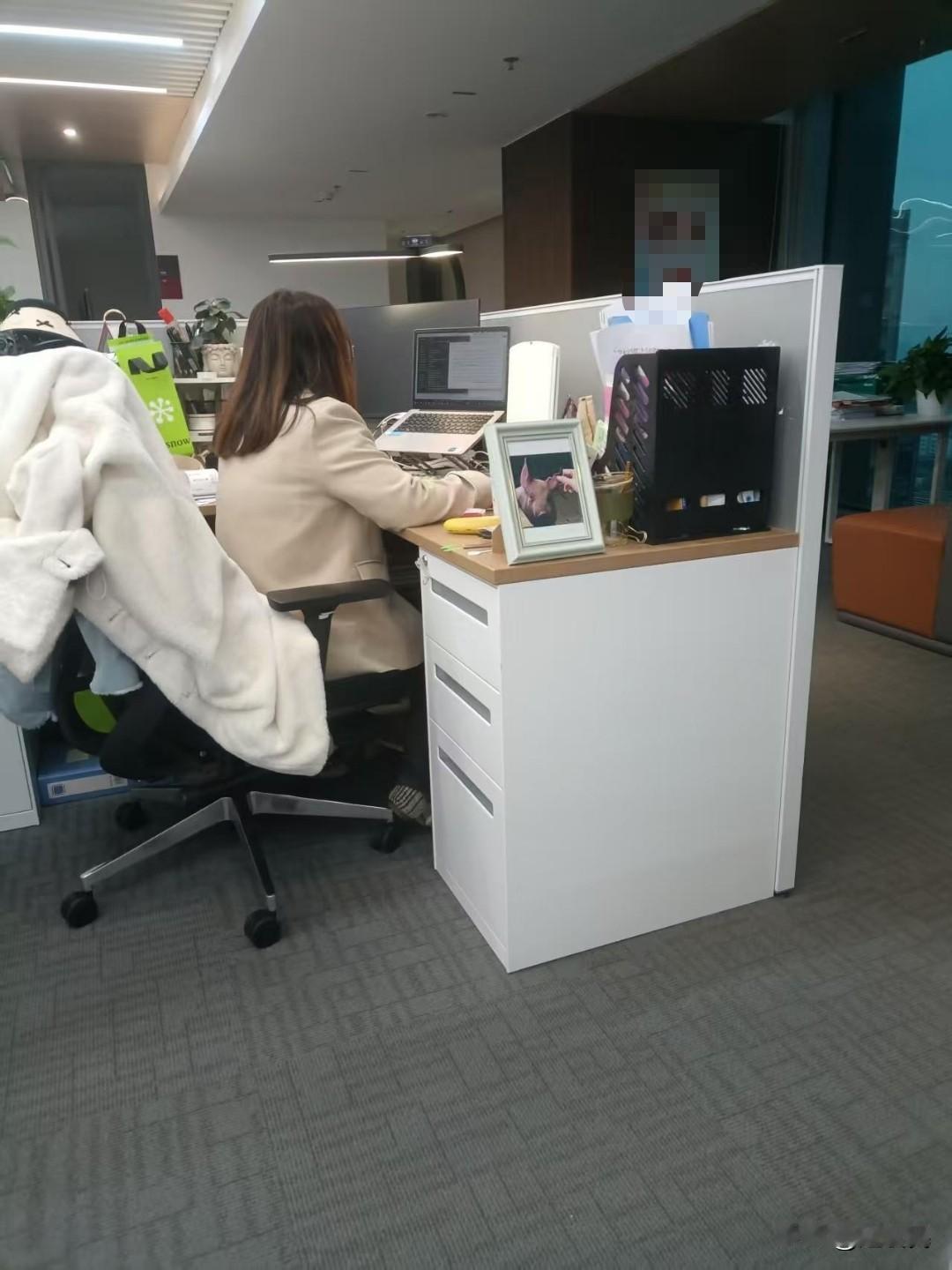 职场历劫:一位网友张三的求助，他和女同事发生了一点小摩擦，大概就是张三没帮她忙，