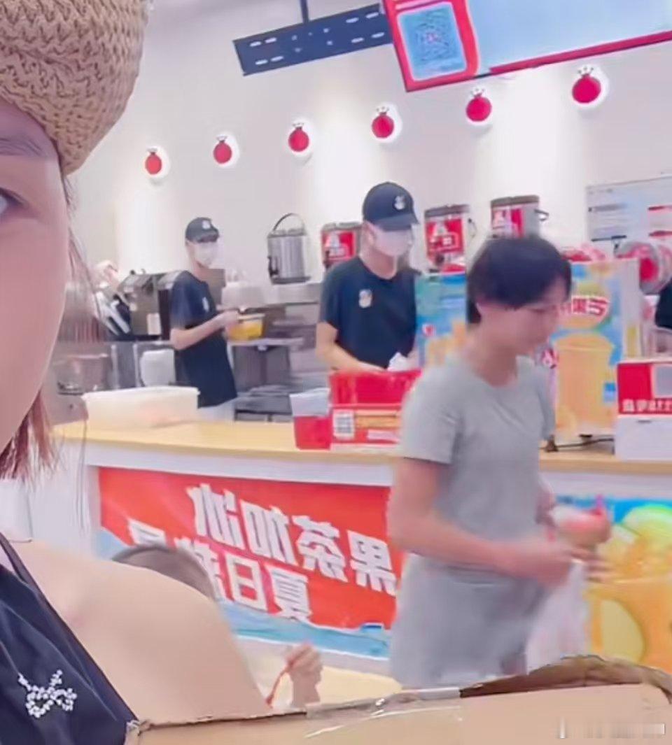 #网友在蜜雪冰城偶遇全红婵##全红婵也喜欢喝蜜雪冰城#怎么不在我放假时候去万达还