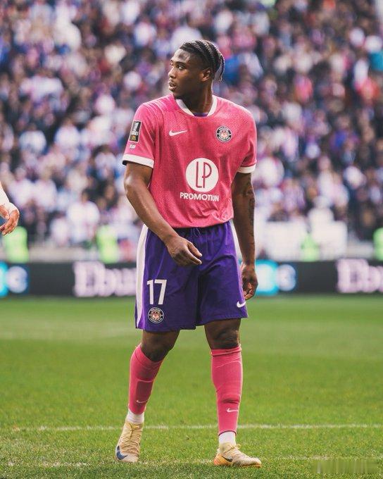 刚才加纳中场阿布-弗朗西斯在阻挡田中碧的过程中腿断了，画面太惨不放了。今年夏天图