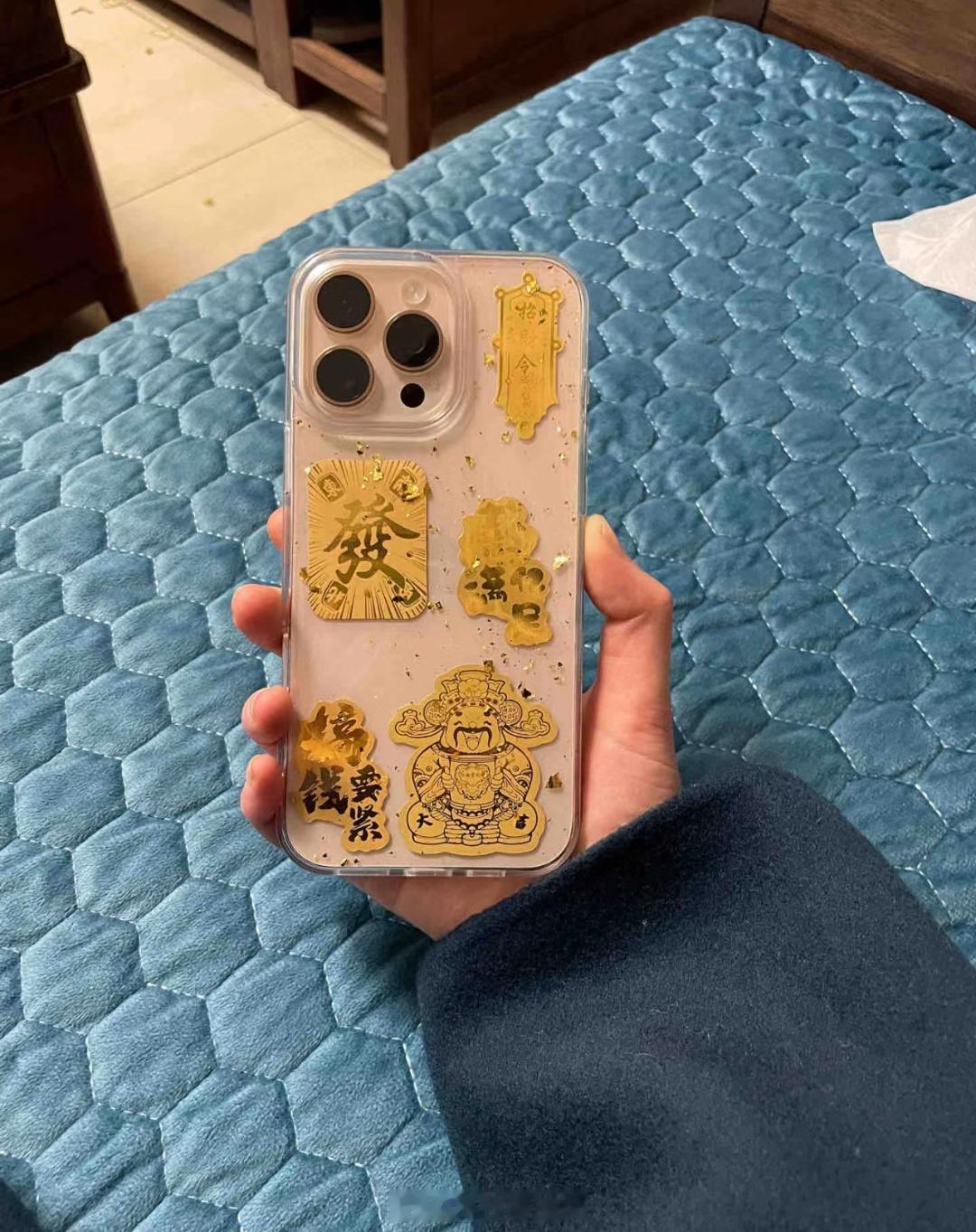 黄金手机贴套路有点深，两毫克卖到18.9，差不多一万一克，不过买来当装饰品也挺好