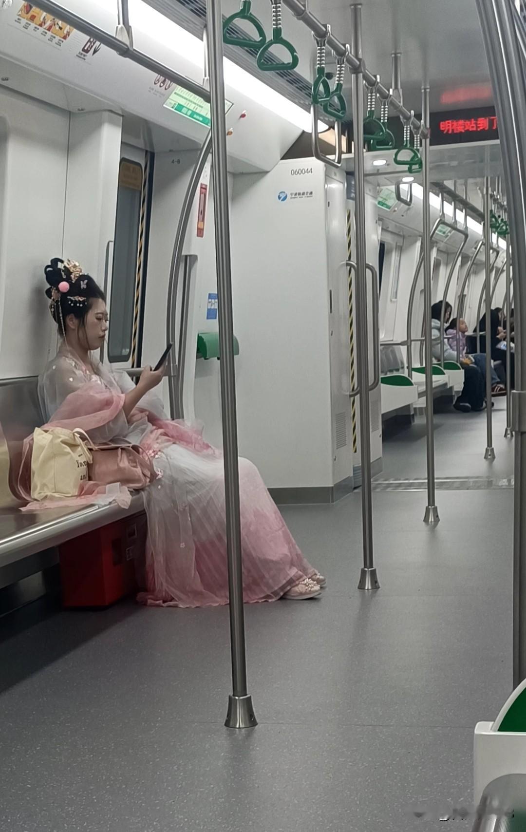 地铁里的古装美女