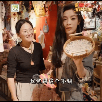 陈丽君撒娇砍价谁顶得住谁能拒绝害羞砍价的陈丽君啊！在义乌商贸城小声讲价，说着说着
