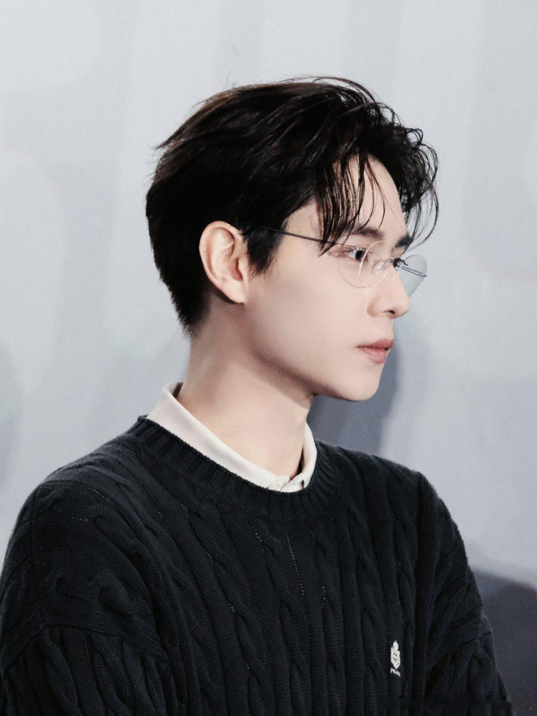 胡一天天生男主脸胡一天站那就是男主 谁懂啊，胡一天真的很绝，追剧团出场没有复杂造